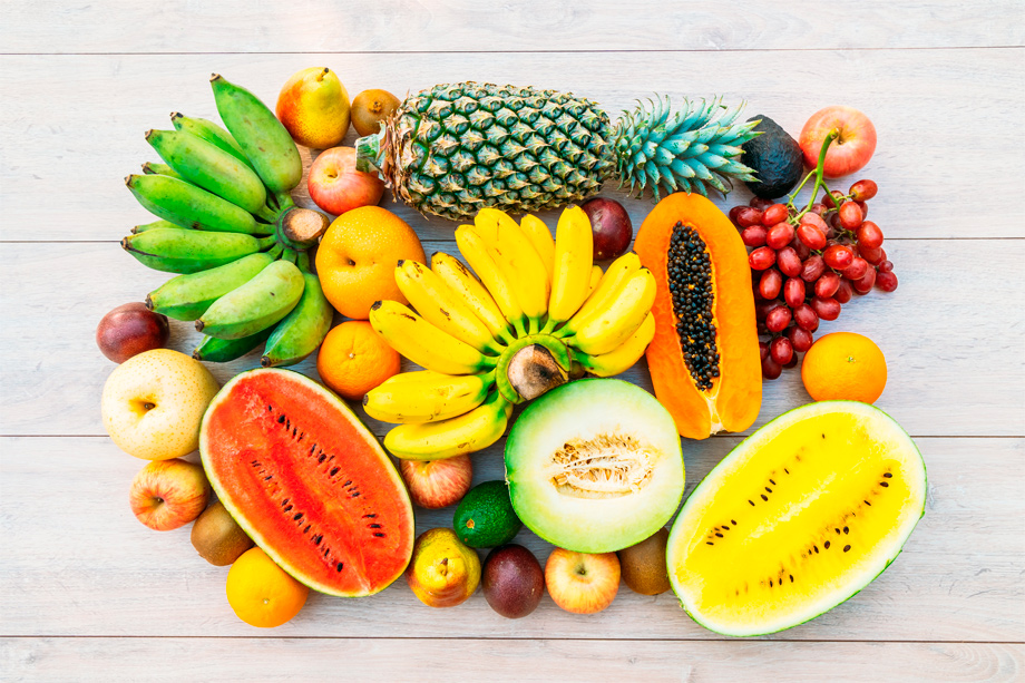 Mesa com diversas frutas