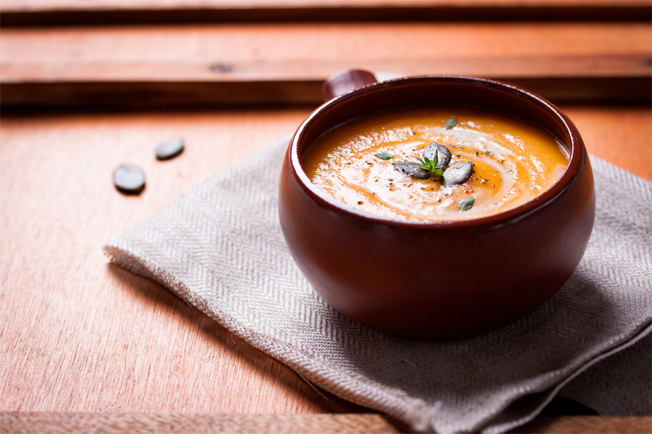 Uma sopa deliciosa em cima de uma mesa